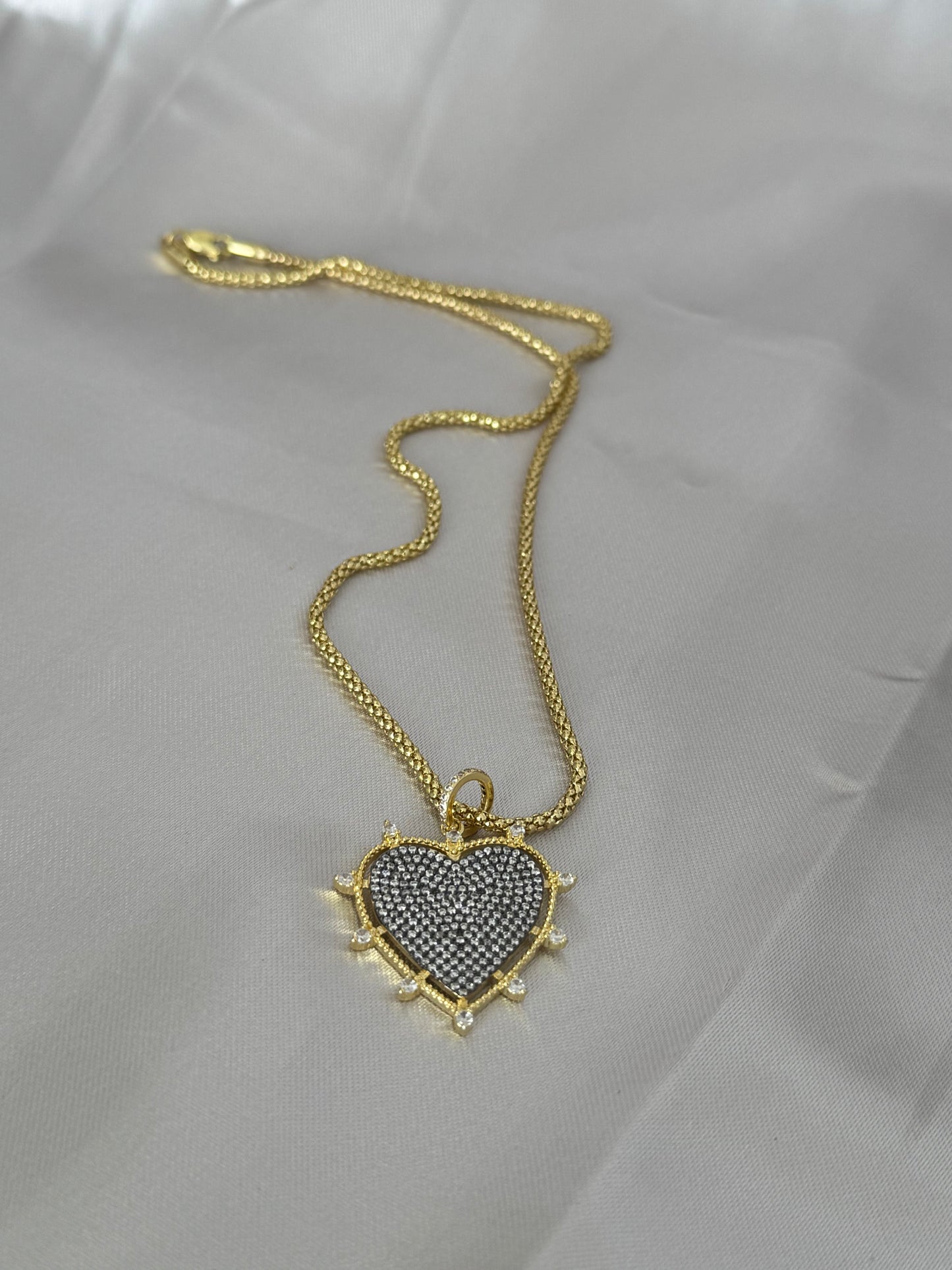 Elegant zirconia heart necklace
