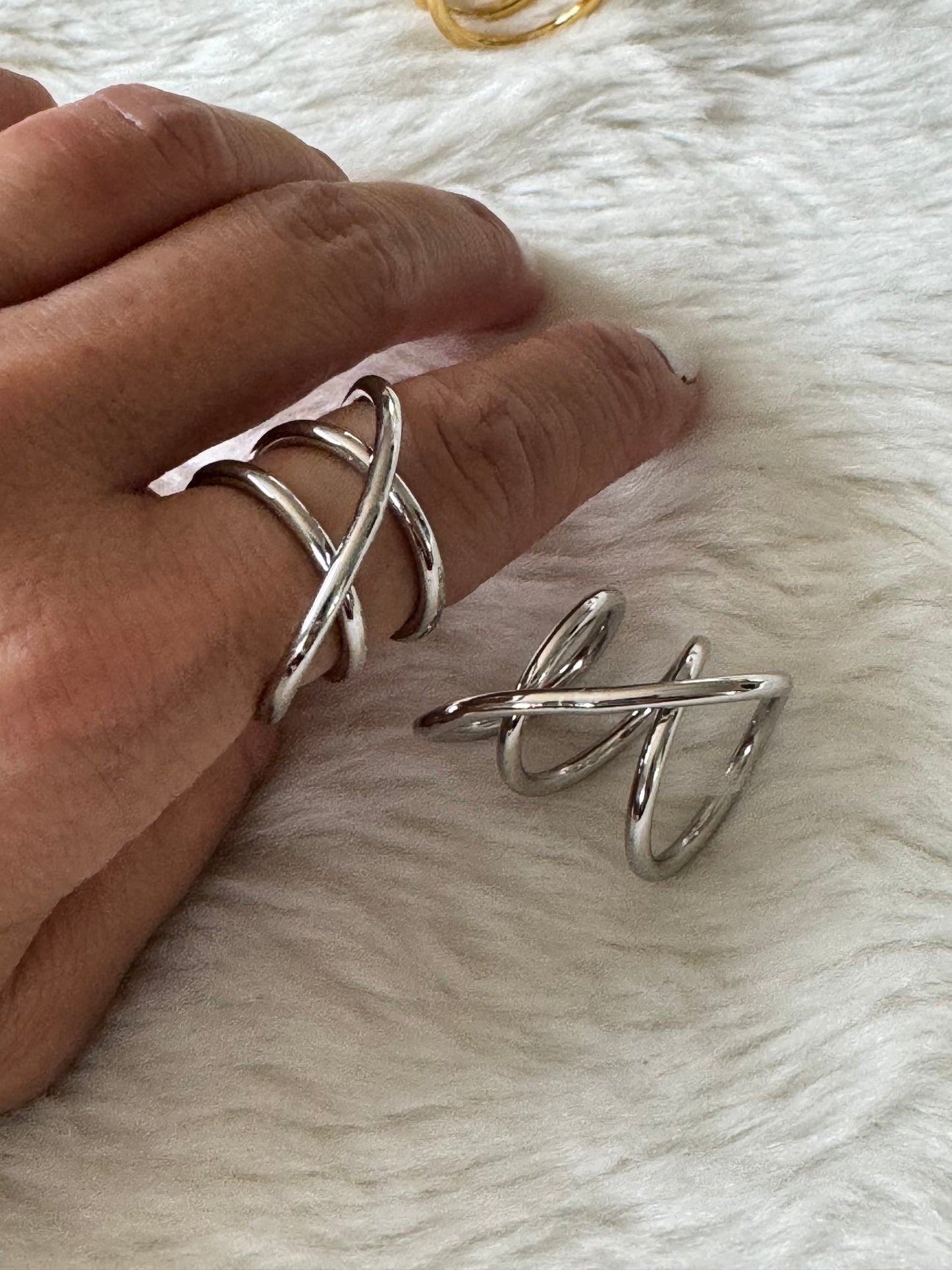 Attractive Curve Rings