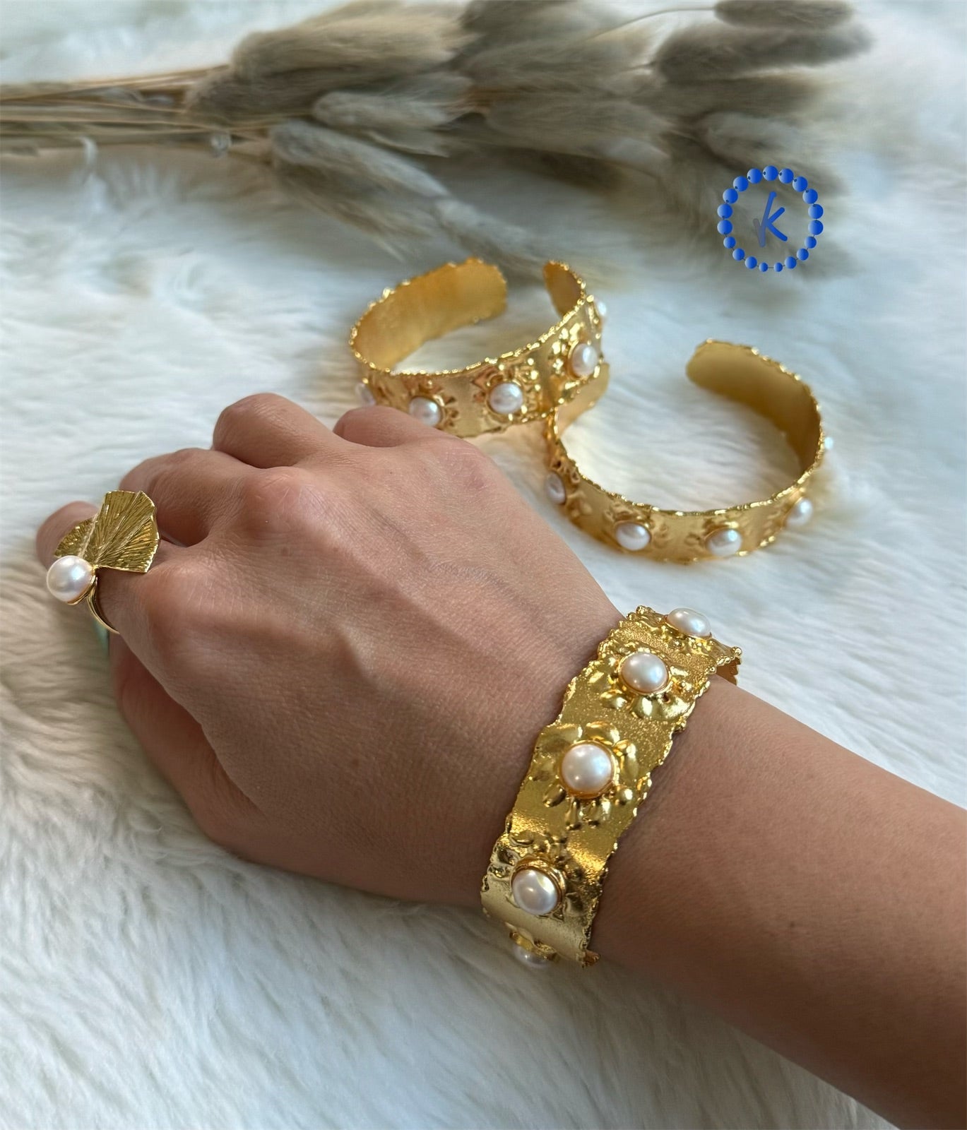 Beautiful Bangle with Inlaid Freshwater Pearl