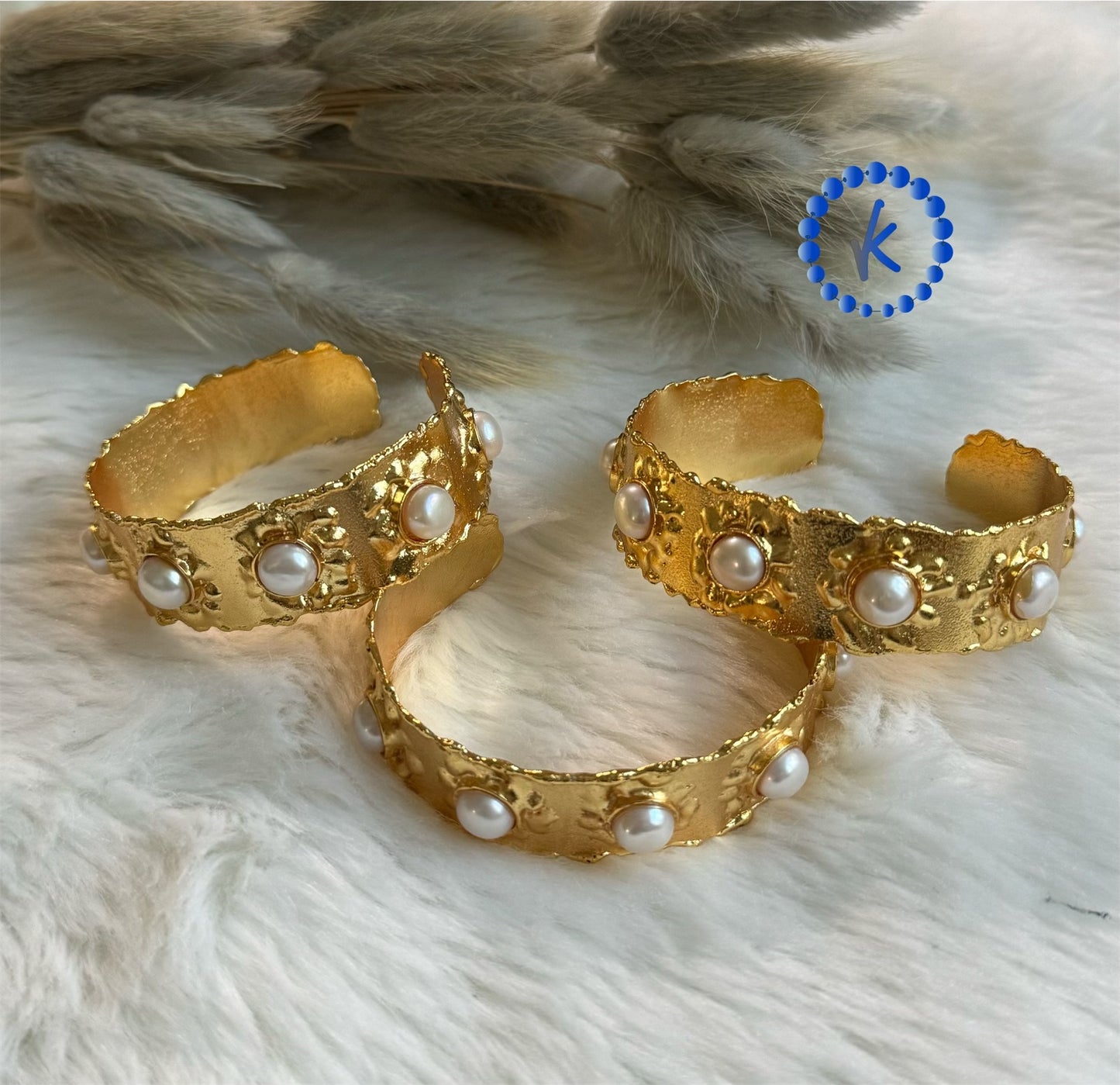Beautiful Bangle with Inlaid Freshwater Pearl