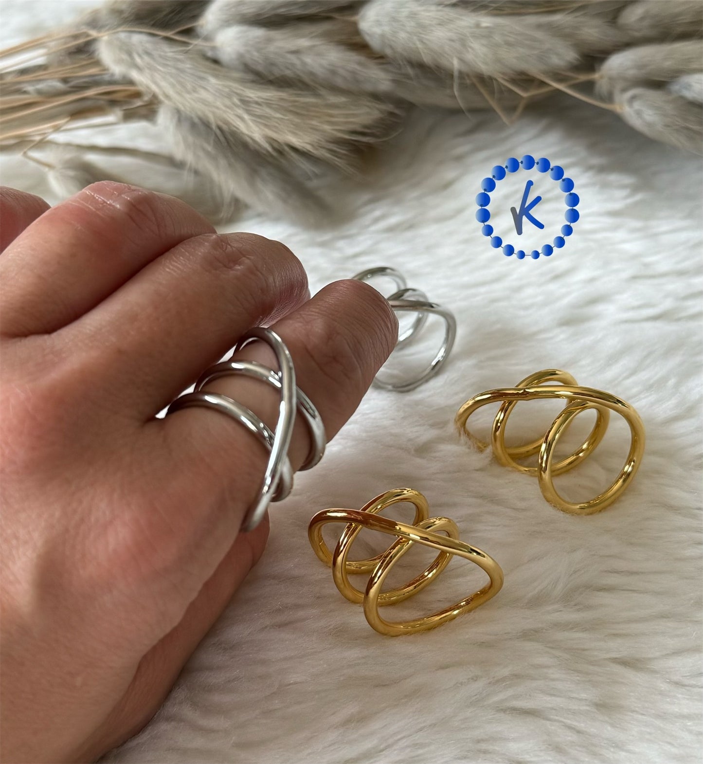 Attractive Curve Rings