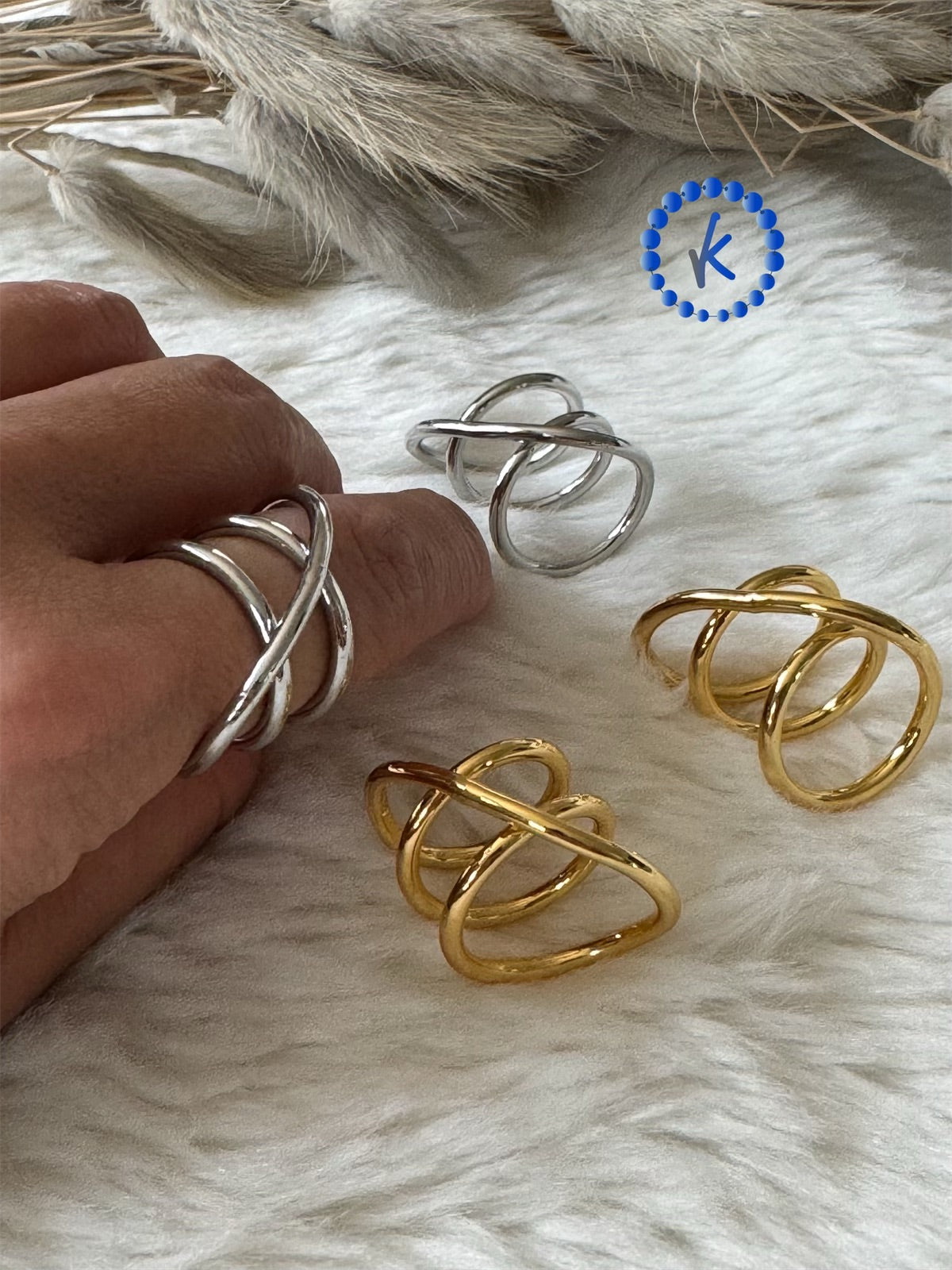 Attractive Curve Rings