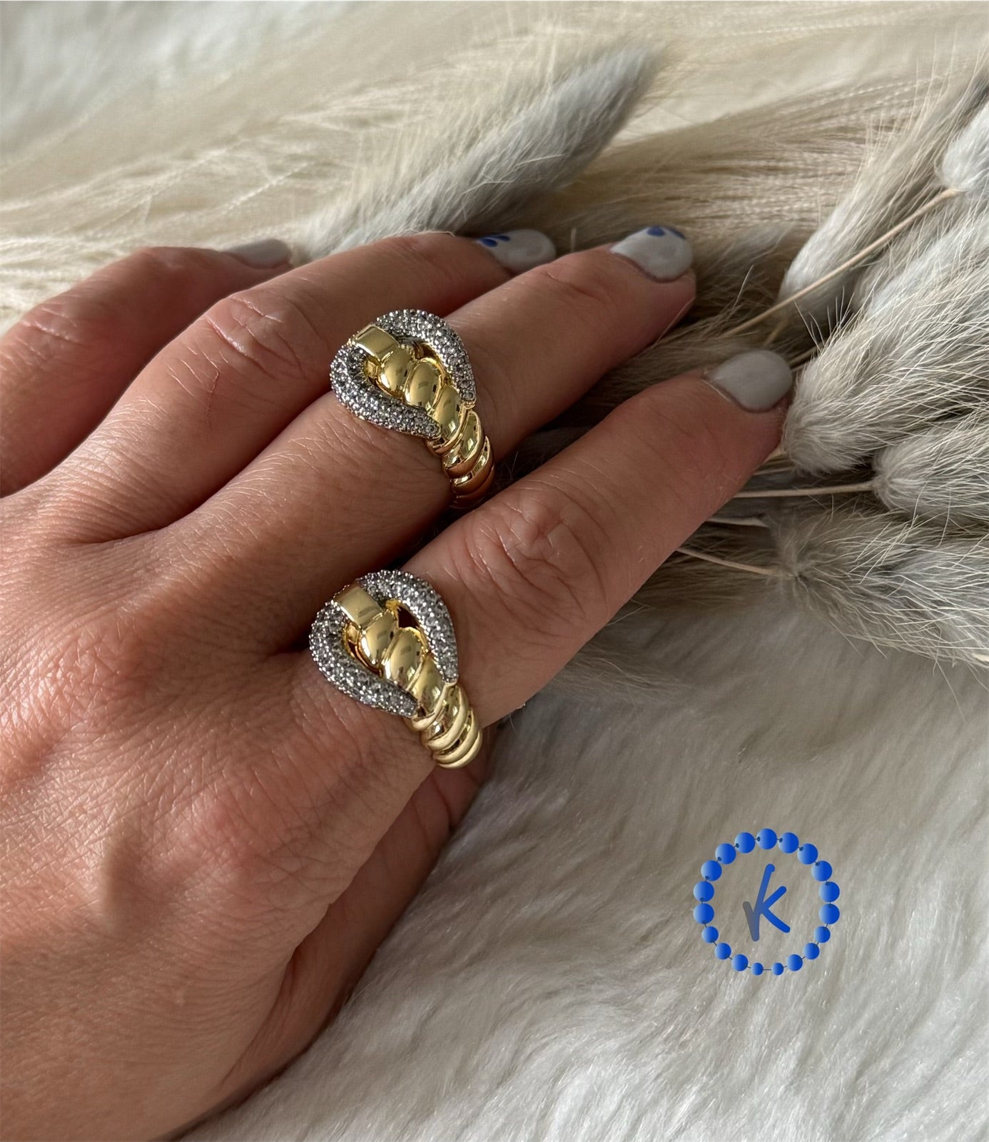 Elegant Shell Figure Ring