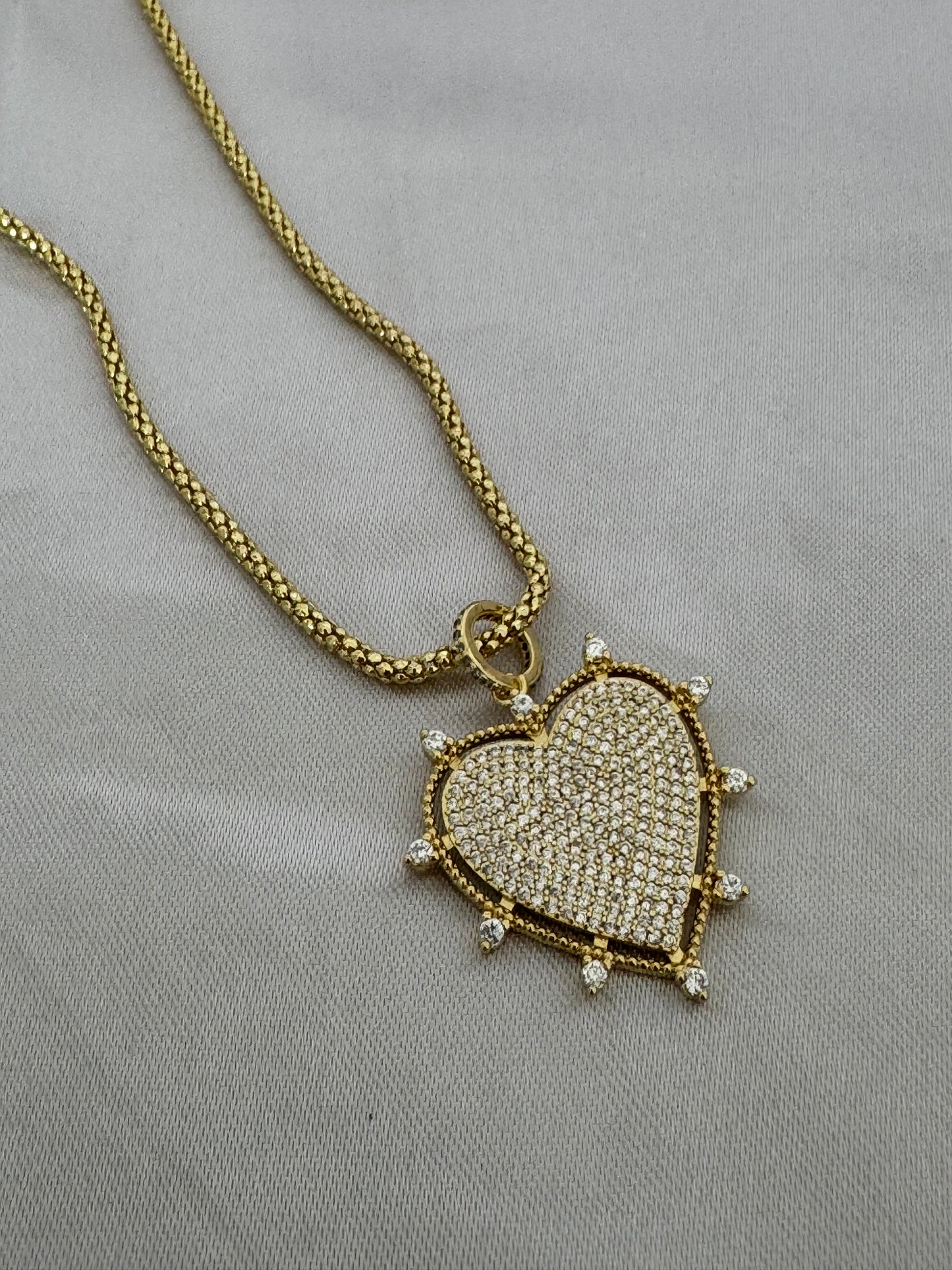 Elegant zirconia heart necklace