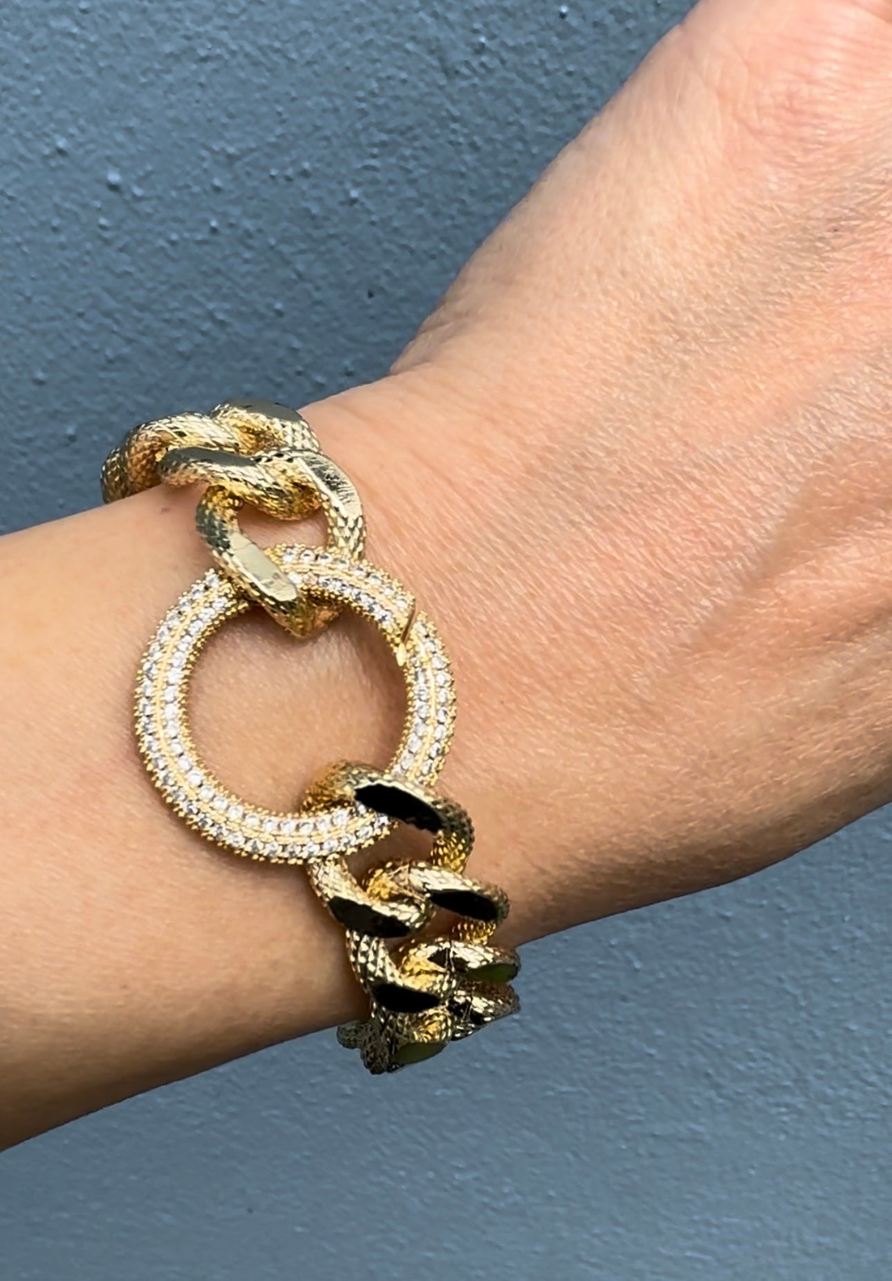 Amazing Zirconia Clasp Bracelet