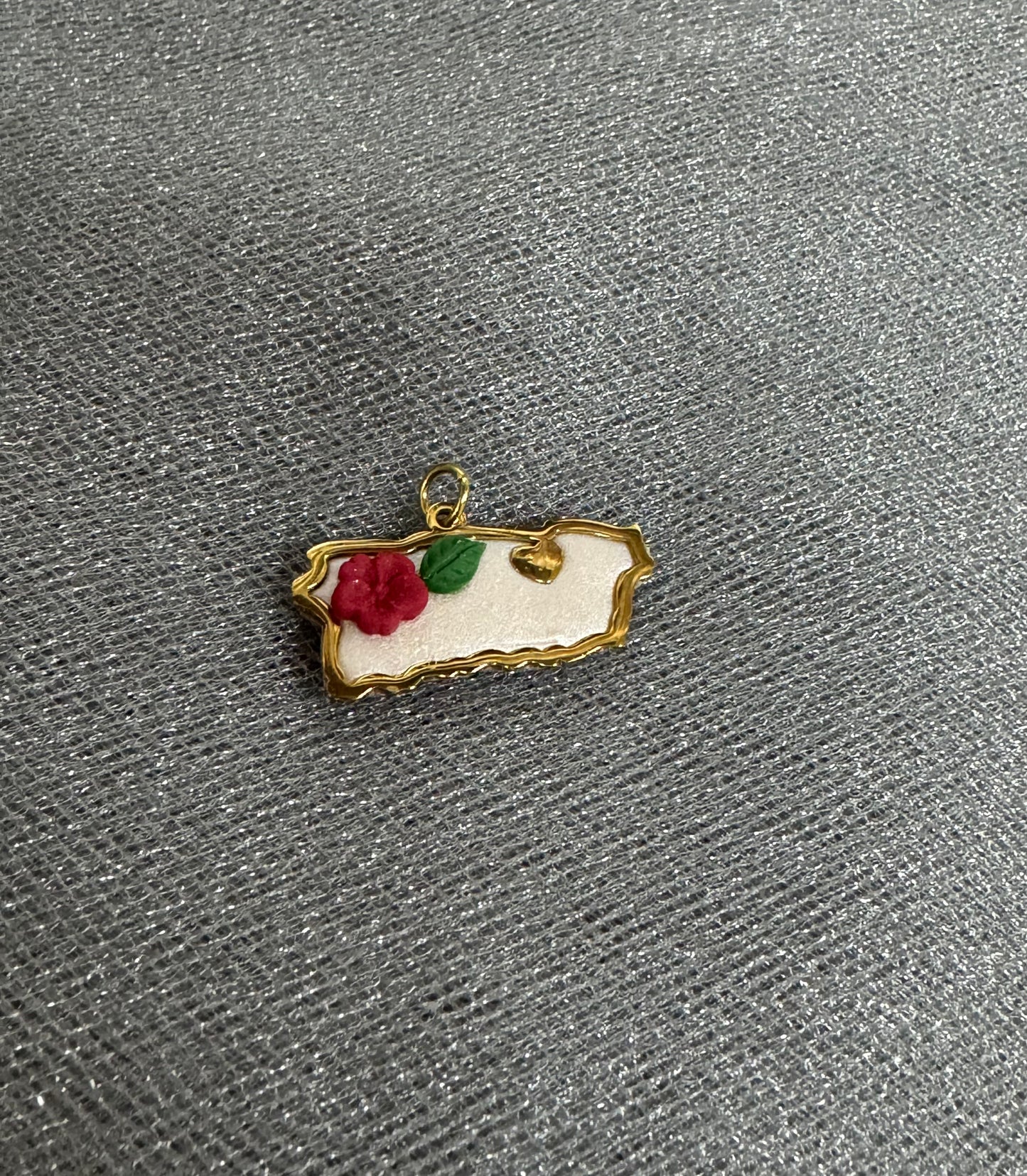Elegant pearlized white map necklace