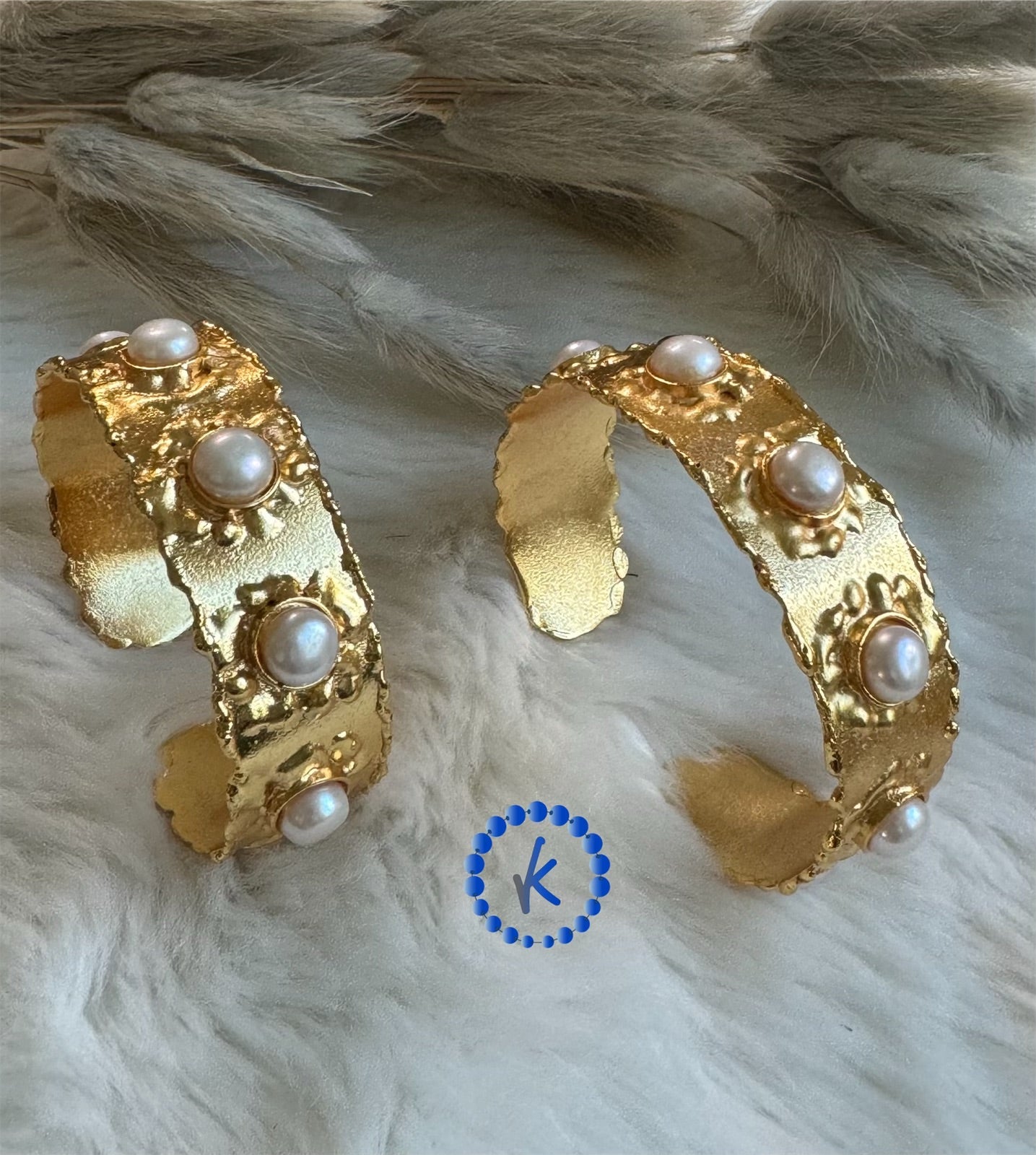 Beautiful Bangle with Inlaid Freshwater Pearl