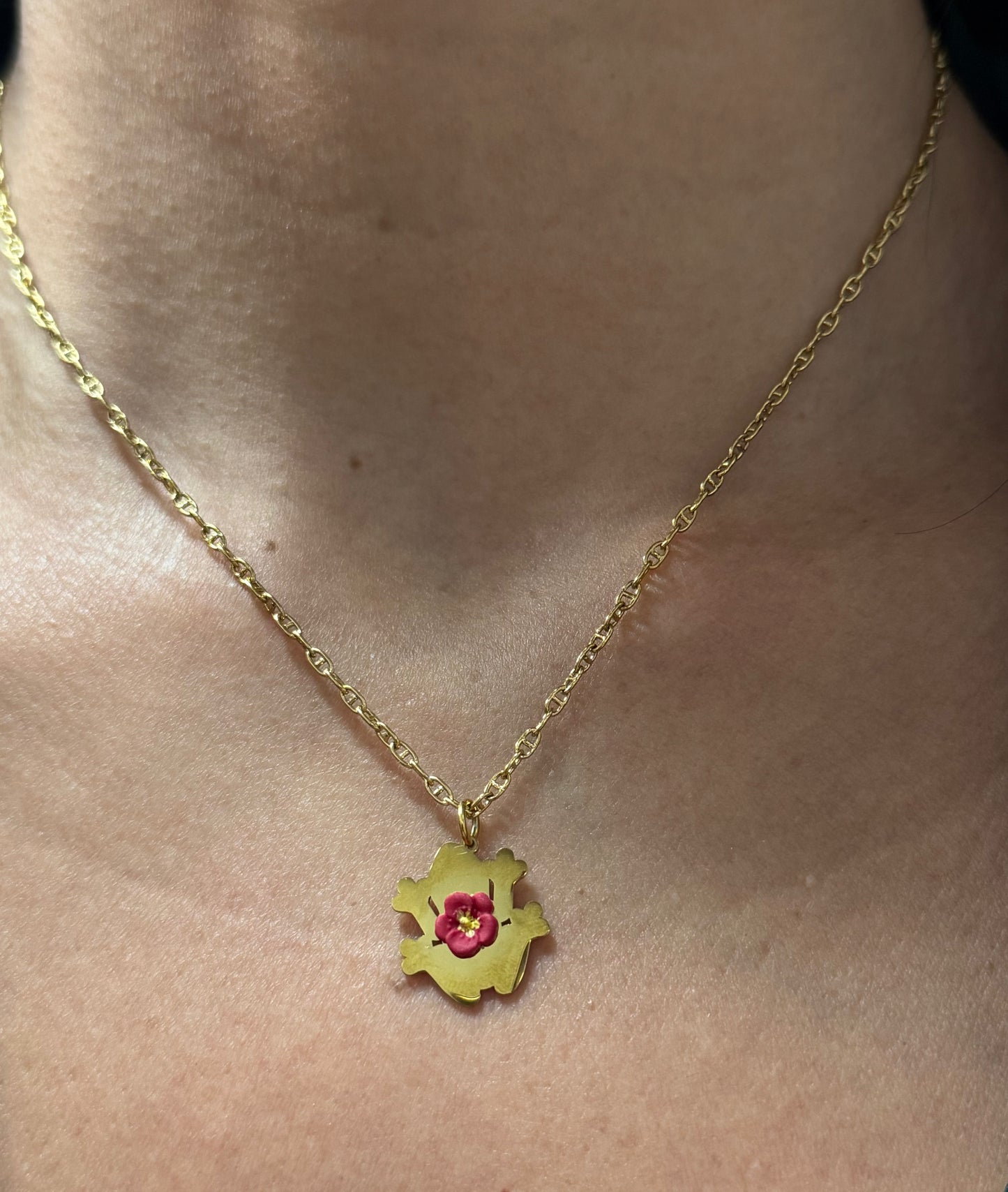 Amazing coquí with flower necklace