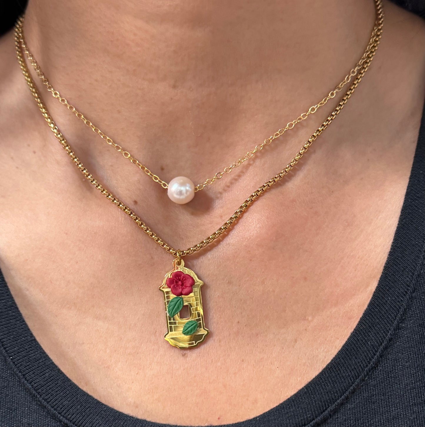 Elegant garita charm necklace