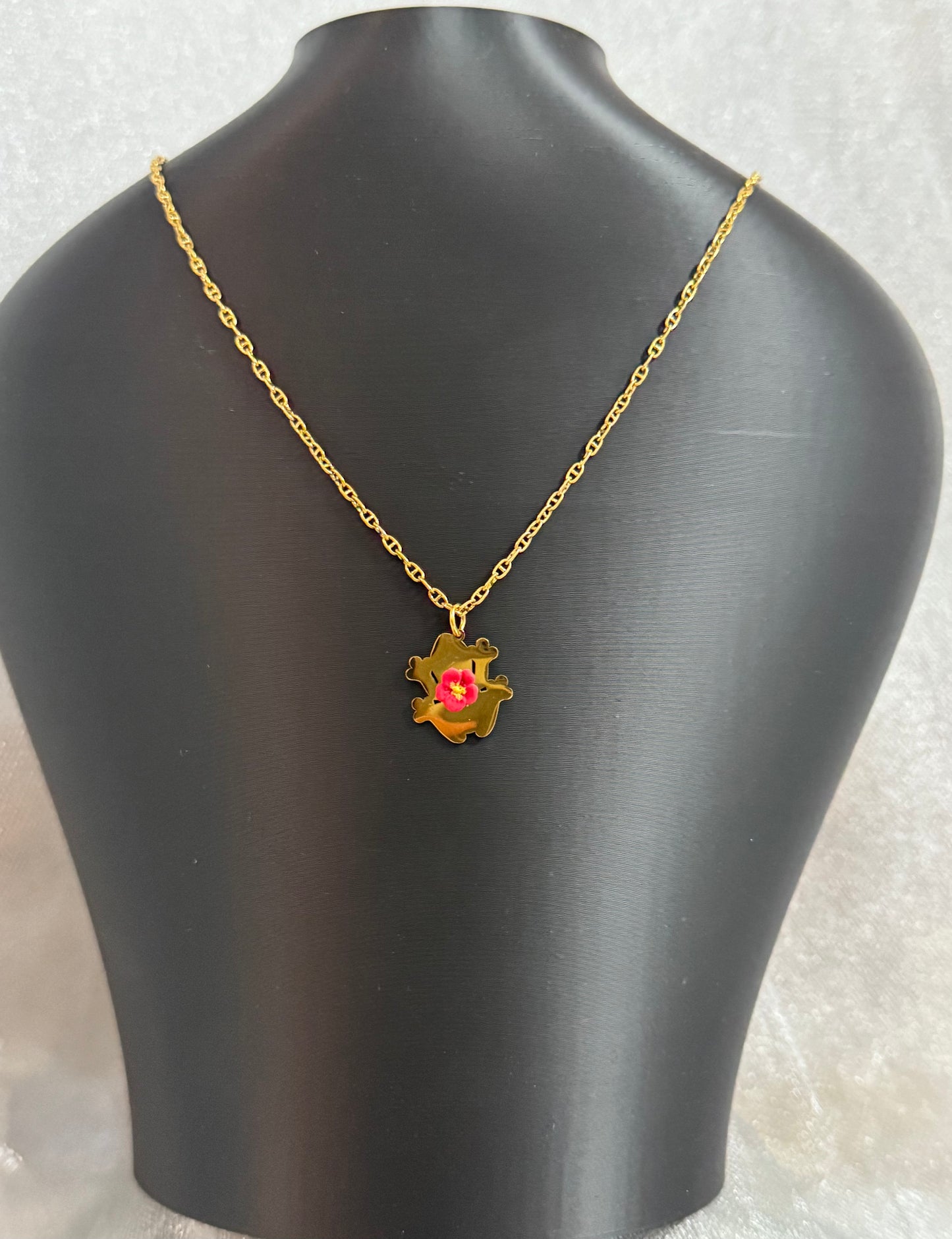 Amazing coquí with flower necklace