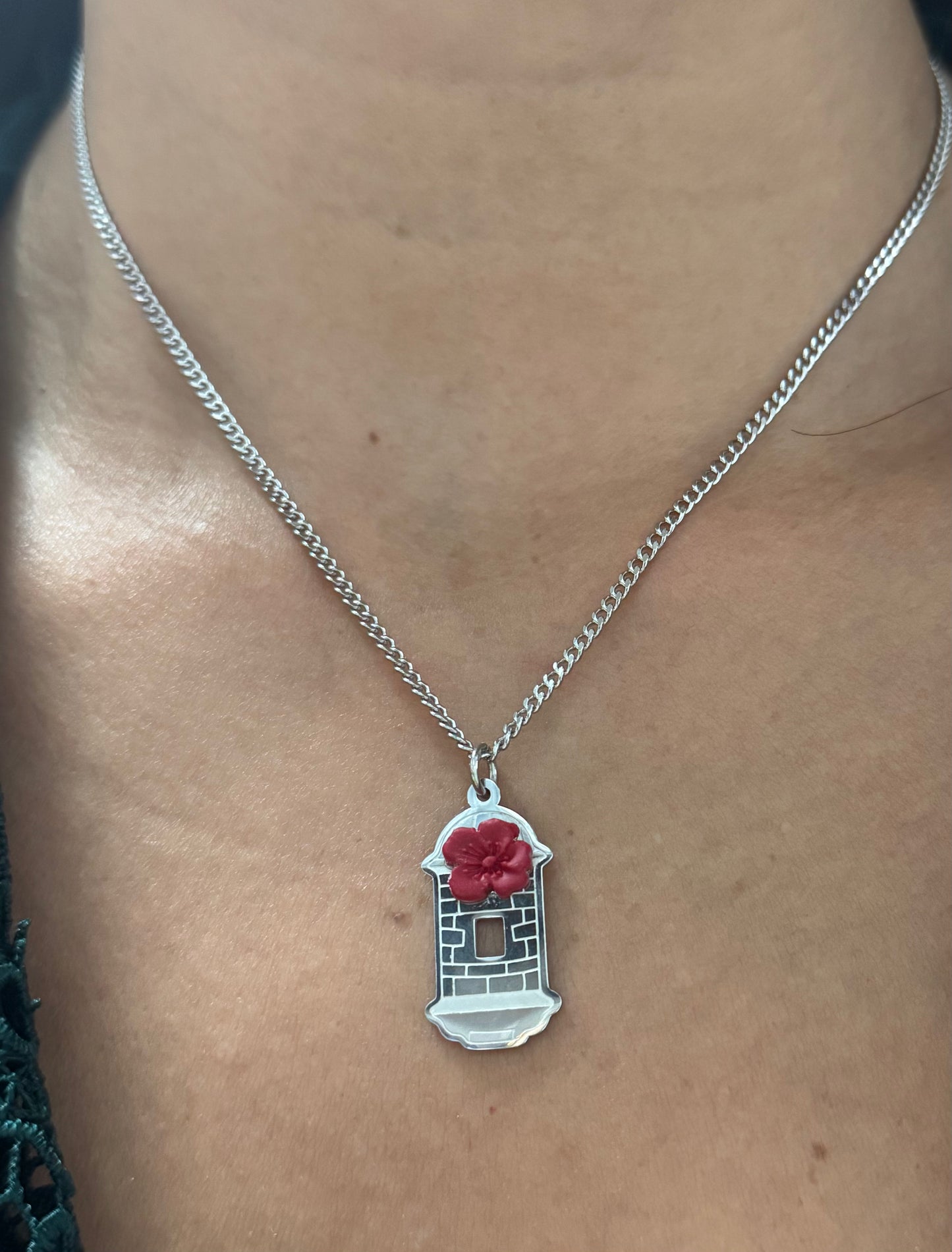 Elegant garita charm necklace