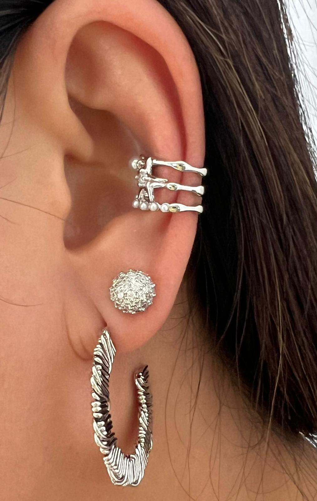 Elegant Ear Cuff with Zirconia and Pearl
