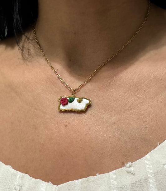 Elegant pearlized white map necklace