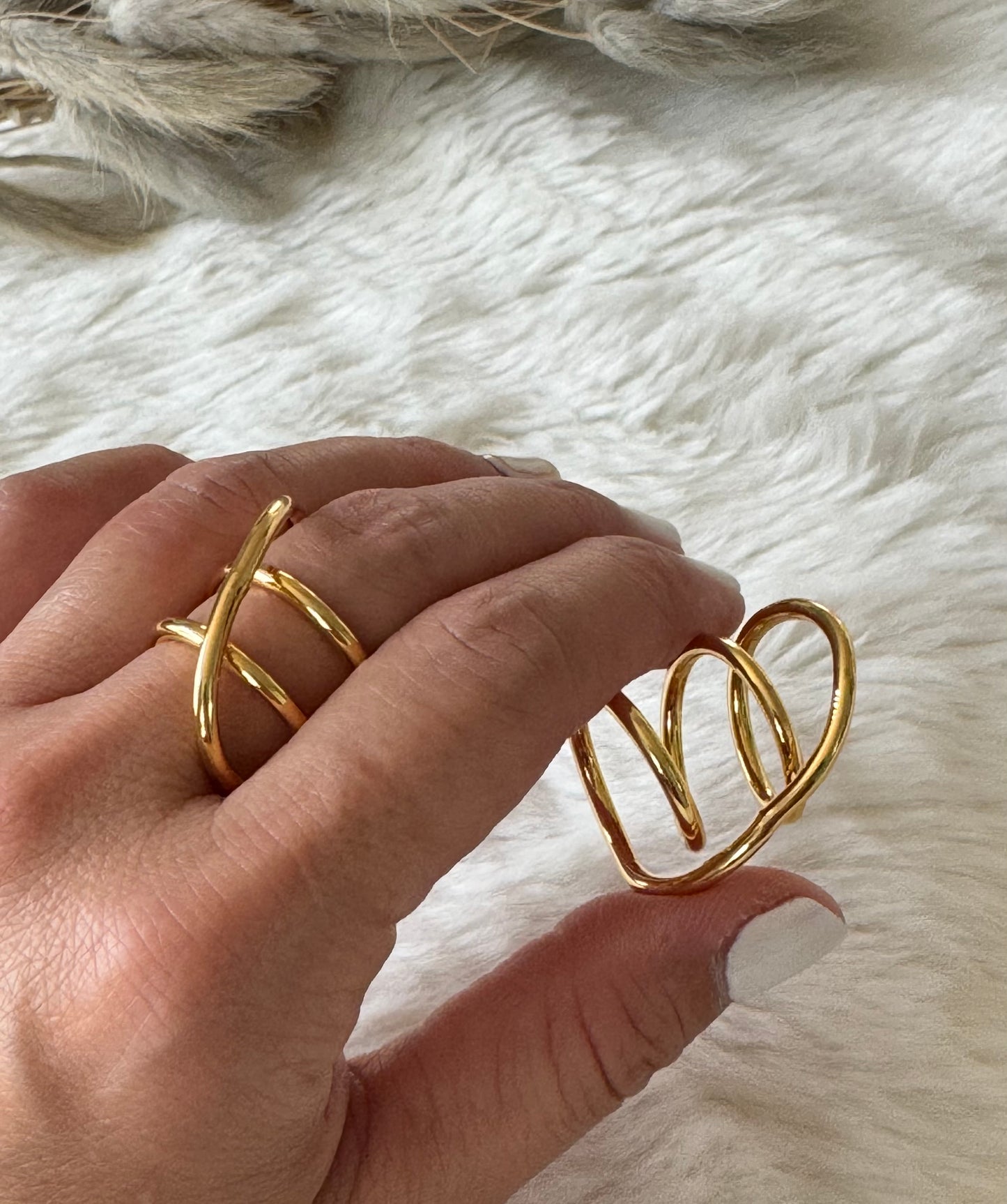 Attractive Curve Rings