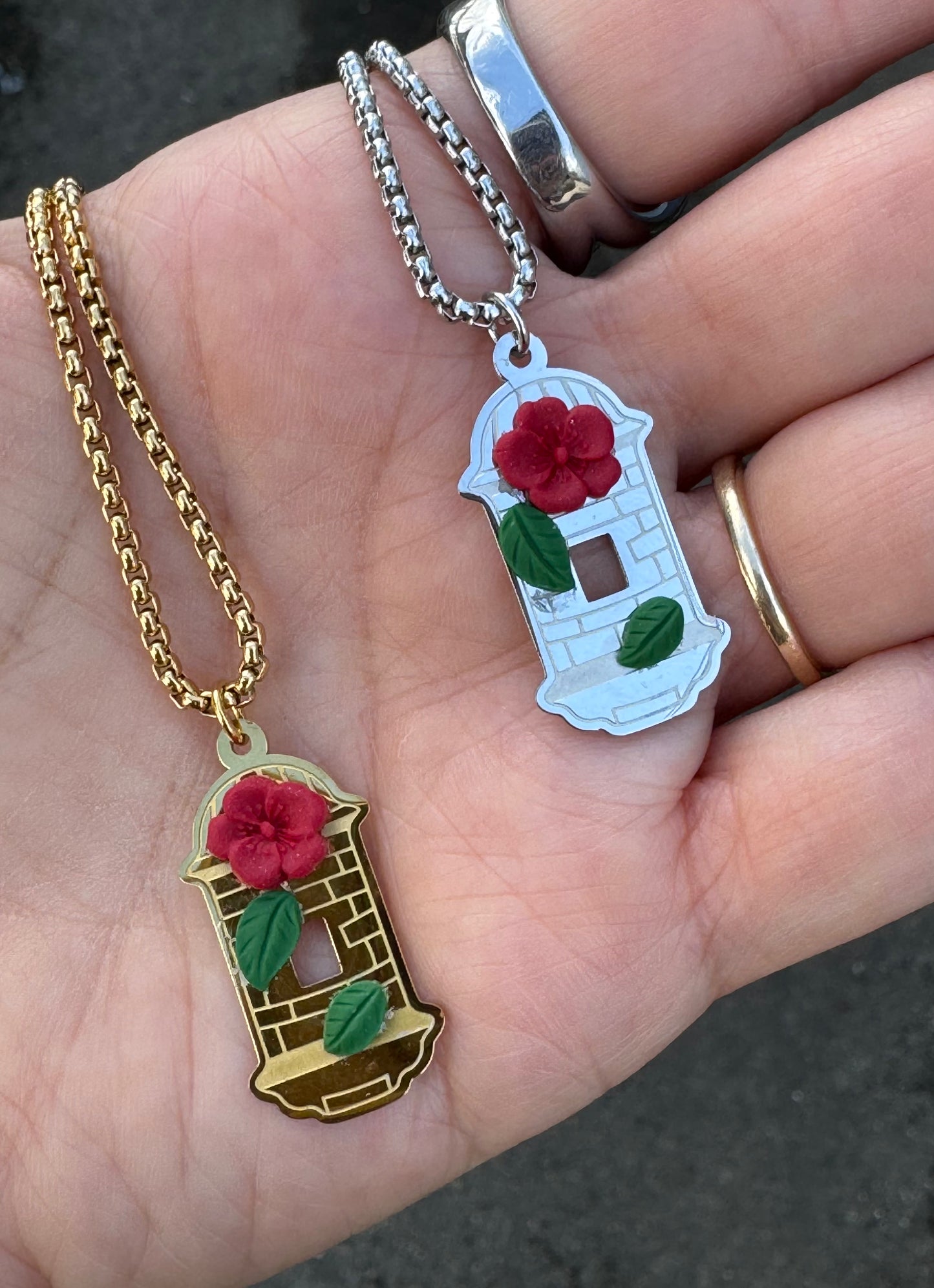 Elegant garita charm necklace